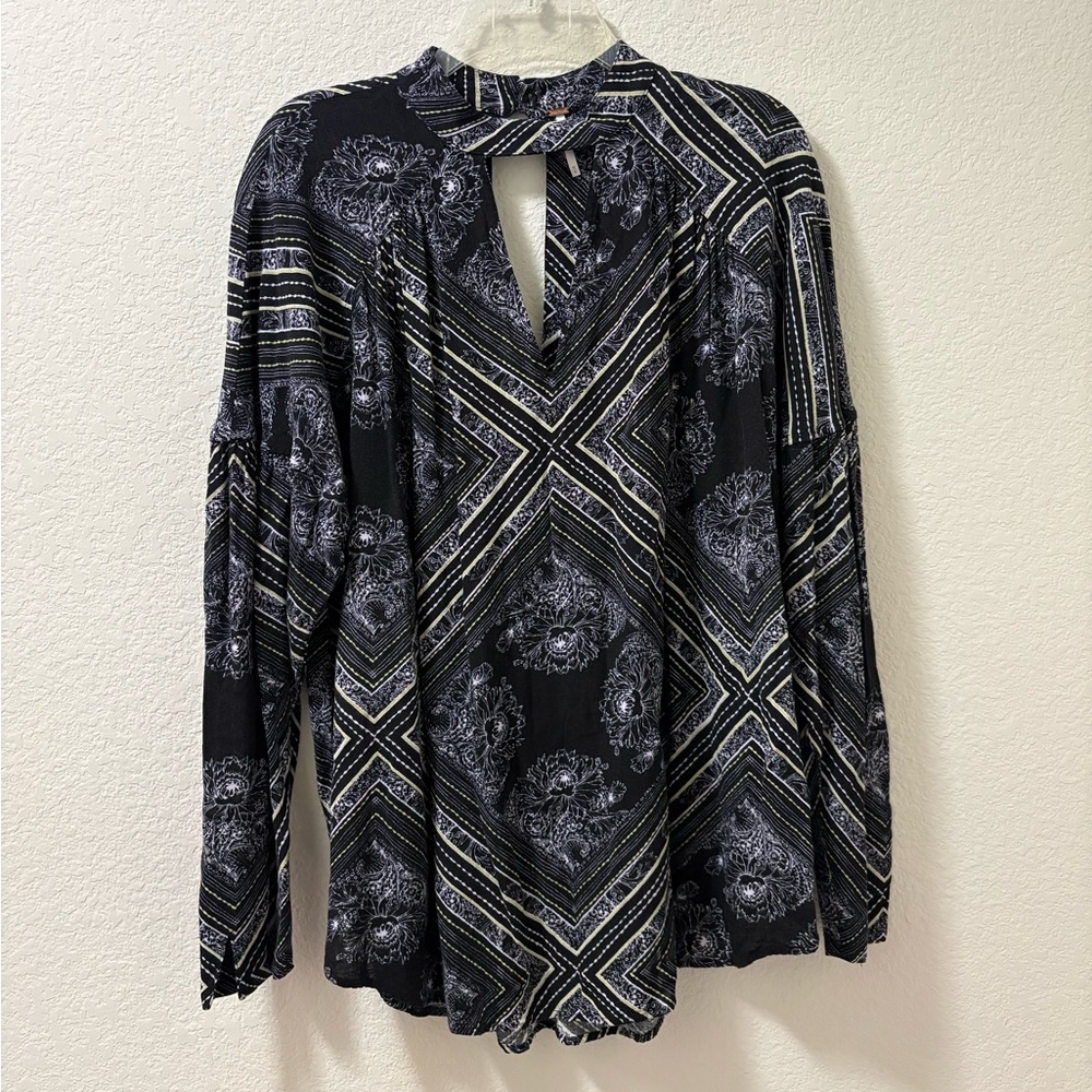 Free People Walking on a dream tunic Floral Keyhole Blouse. Size Medium. PO